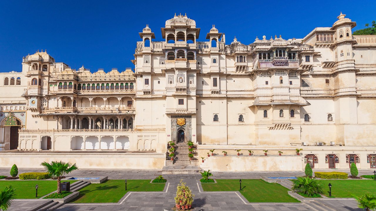 City Palace Udaipur heritage architecture Rajasthan taxi tour